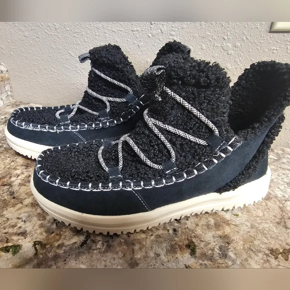 Hey Dude Cozy Black Sherpa Lace-Up Moccasin Slip On SIZE 6 - Picture 1 of 7